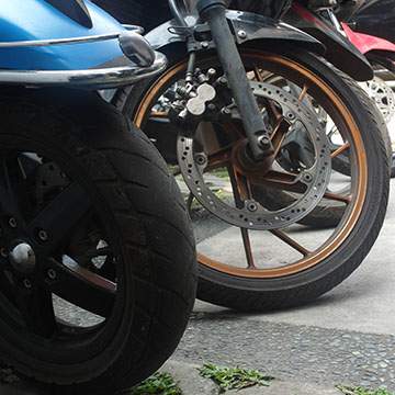 Stop! 5 Kebiasaan Ini Bikin Ban Motor Cepat Gundul